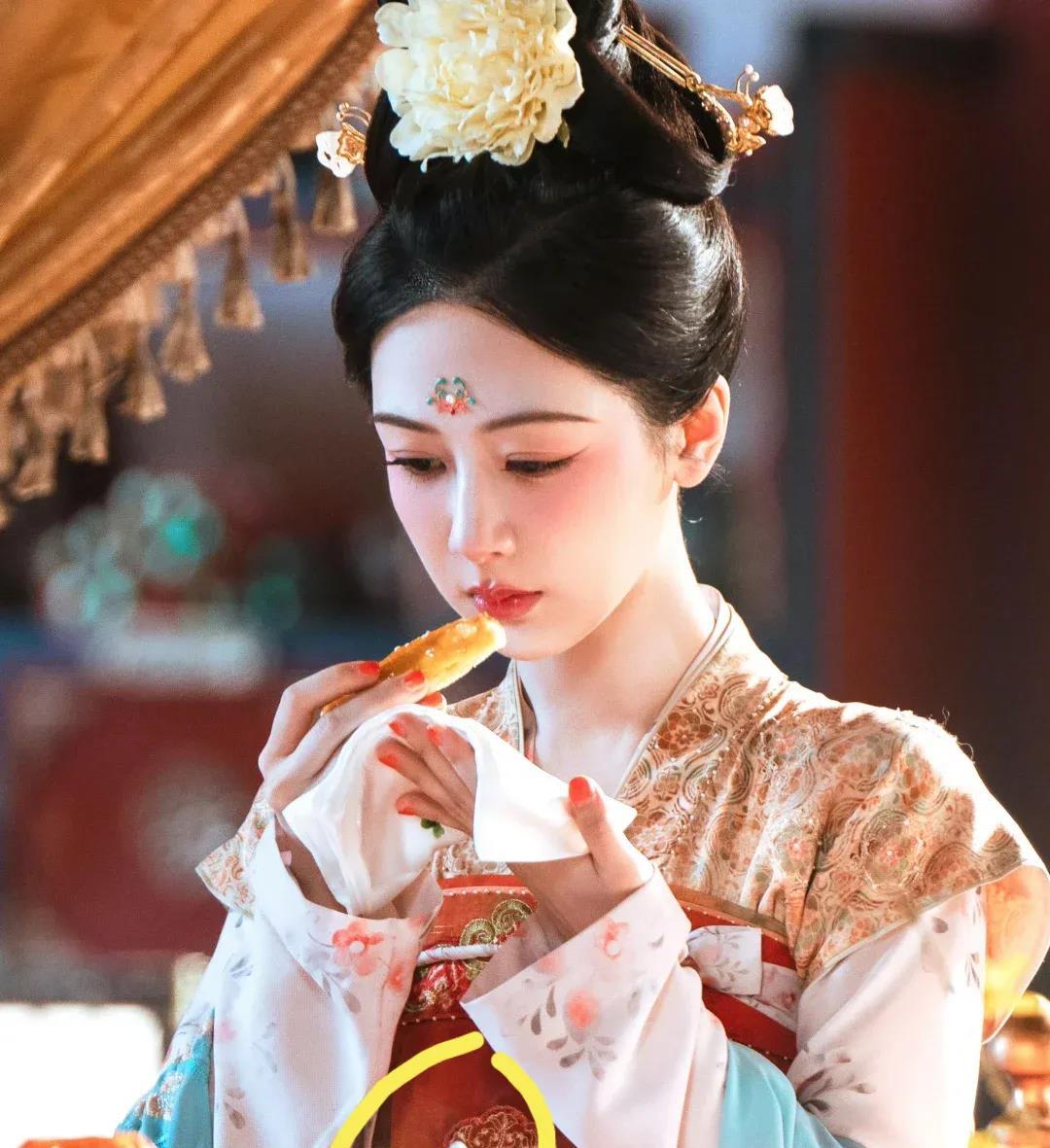 发现没有，杨紫才是那个蕞聪明的人！黑子老拿她在《锦绣芳华》的表情僵硬这件事说事