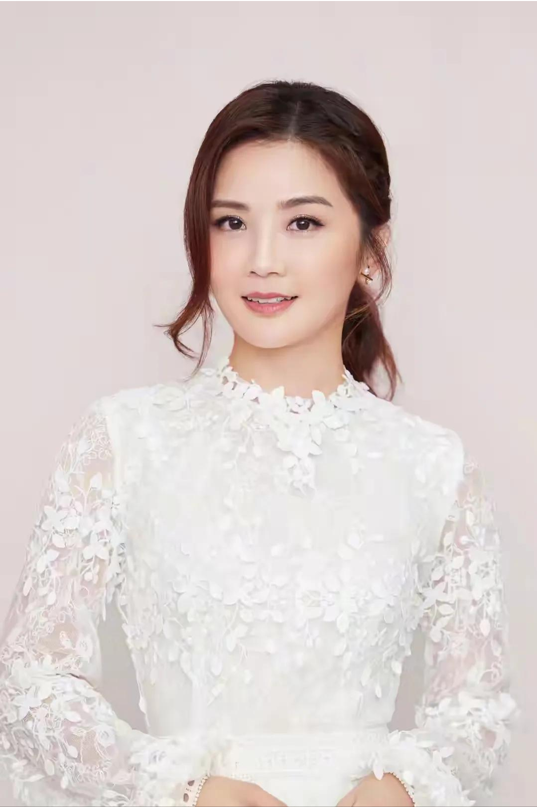 当年，郑中基疑惑地问女友蔡卓妍:“我们都同居了两年，为什么还不结婚？”蔡卓妍说: