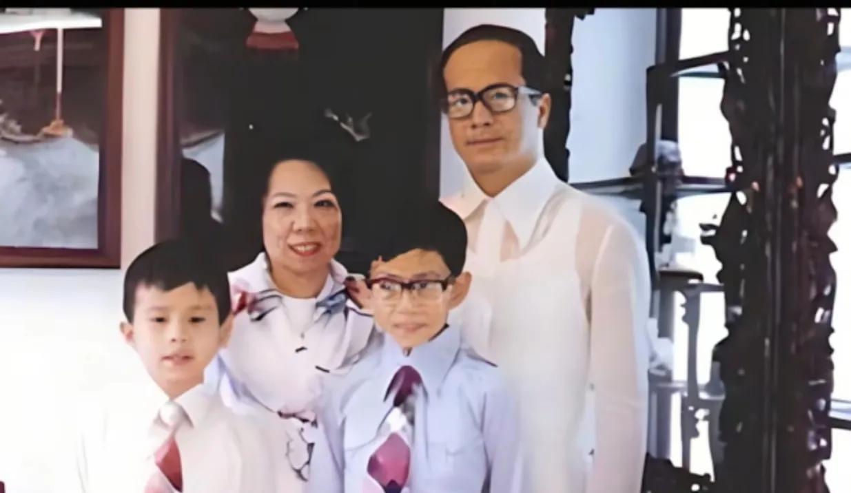 李嘉诚的原配和红颜知己周凯旋就不是一个段位的。原配就是一个单纯任性的大小姐，简
