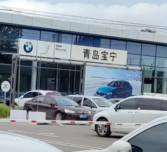 青岛市城阳区黑龙江中路上的宝宁宝马5S店明天要闭店了，好多车主都去店里维权，他们