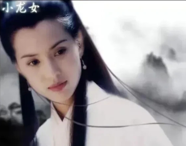 2013年，李若彤在飞机上偶遇周润发，立马热情地跟他打招呼，周润发问:“你现在怎