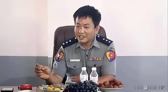 明珍珍与父亲明国安长相极为相似，命运却大相径庭。2019年10月，明国安骑马摔倒