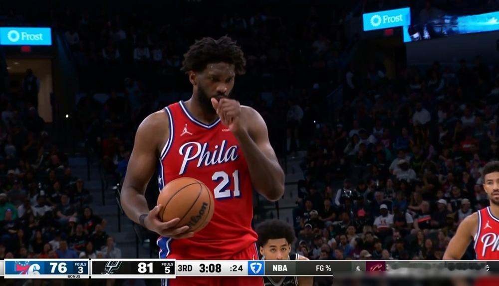 别再吹恩比德的34分12板了。我告诉你，那不是战功，是墓志铭。一个人扛着球队