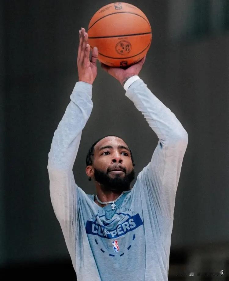 下面是一条关于快船大将小琼斯的好消息！明天快船将会坐镇主场迎战东部劲旅活塞，让人