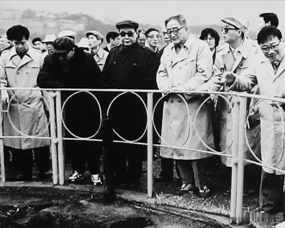 一九八六年李鹏在重庆实地考察三峡，当年，国家要求水利部重新提出三峡工程可行性报告