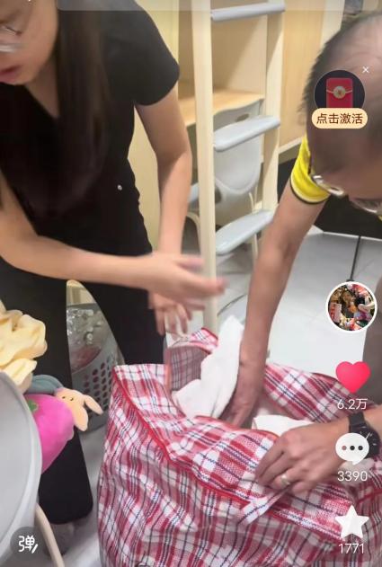 谢爸跟随大妹去学校宿舍搬行李，收拾行李就能看出大妹生活有多艰苦。女儿简陋