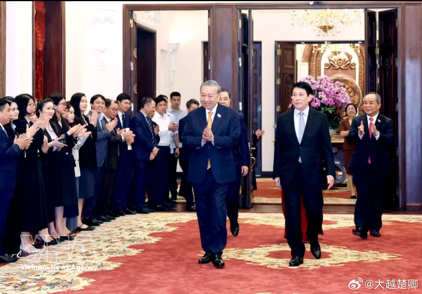 苏林当选越南主席后会见办公厅干部，他强调，必须须打造“又红又专”、政治坚定、道德