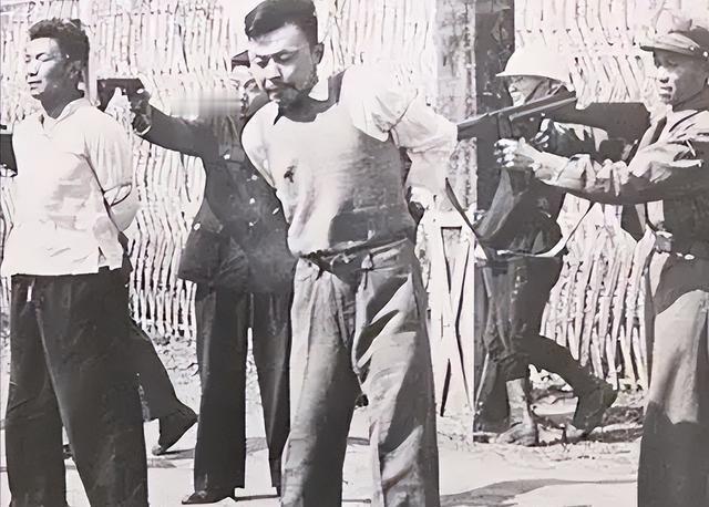 1947年，共产党员陈斌即将被敌人处决，他突然看到人群中有3个熟悉的身影，立马大