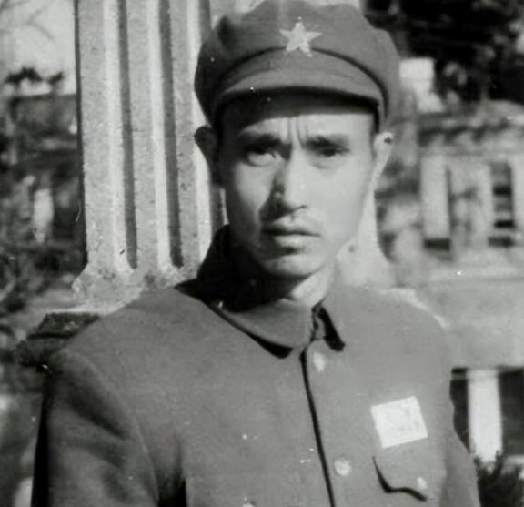 1947年，一名解放军师长，大腿根部受伤住院，这时，一19岁女护士来到他的病房，
