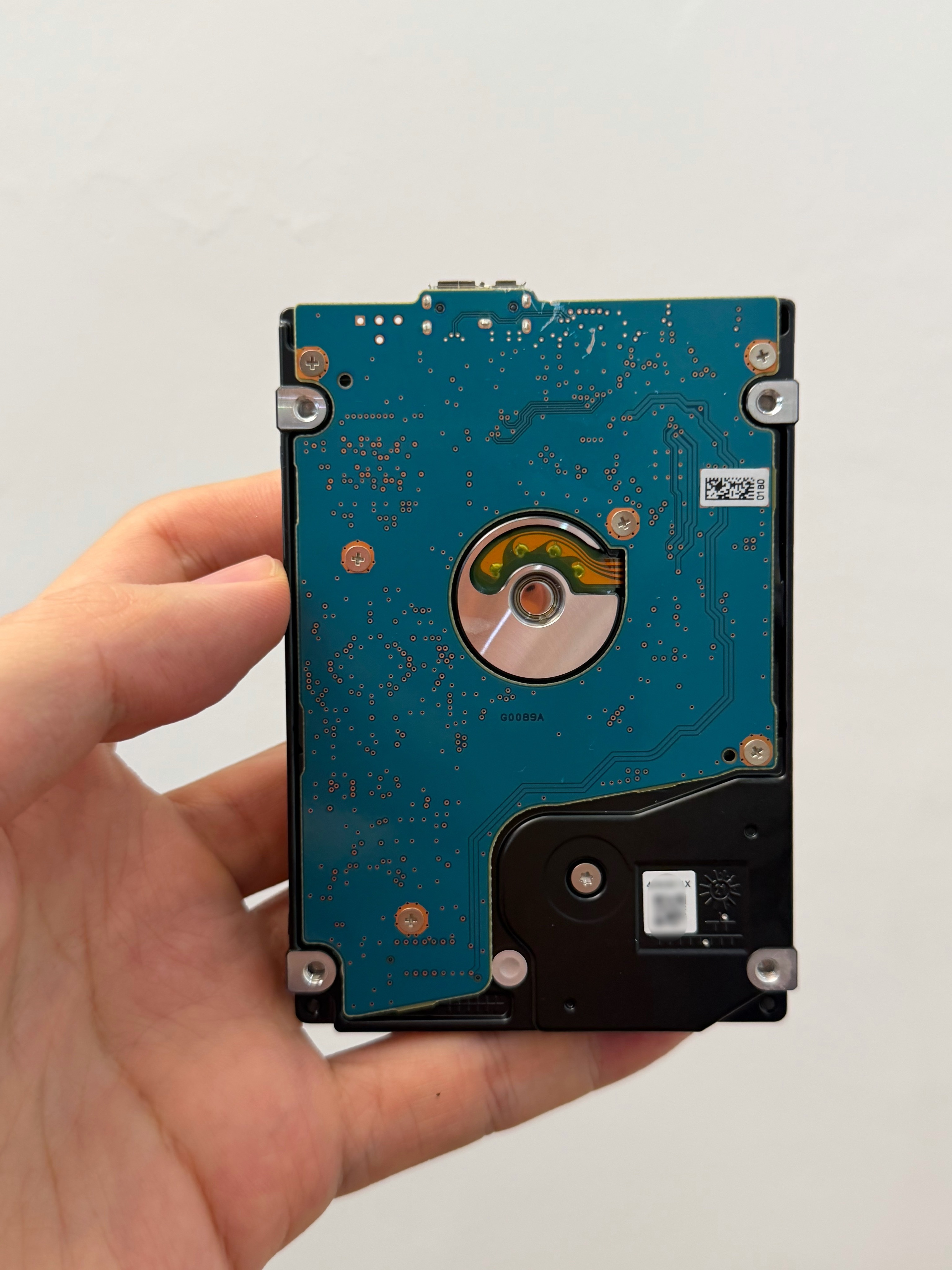 拆了两个移动硬盘想把硬盘本身抽给大家拆开发现妈的天塌了并不是标准sata接口得