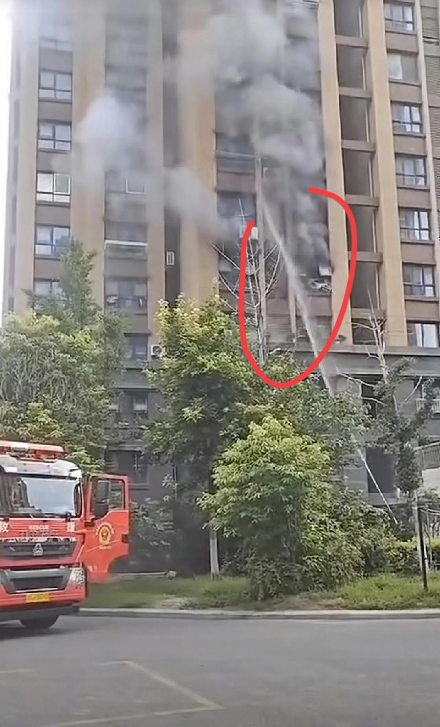 连云港母女救援现场，如果有消防云梯车，直接就救下来了，小区道路这么宽阔，消防水车