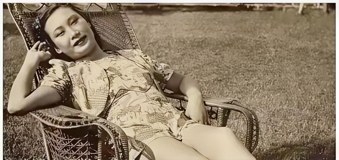 1938年，41岁戴笠借口加班，把秘书余淑衡，带到了卧房。戴笠递给她一杯咖啡