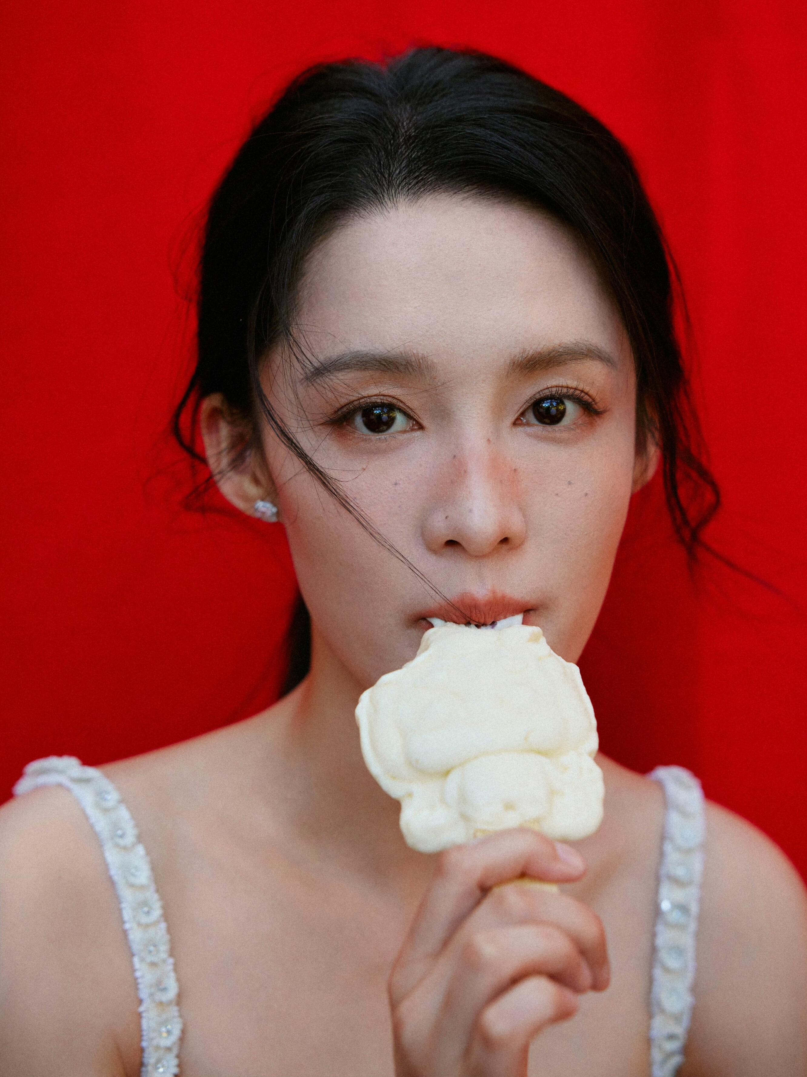 李沁Prada贵气千金李沁Prada港圈大小姐驾到长衫短裤也能穿出贵气感，也就