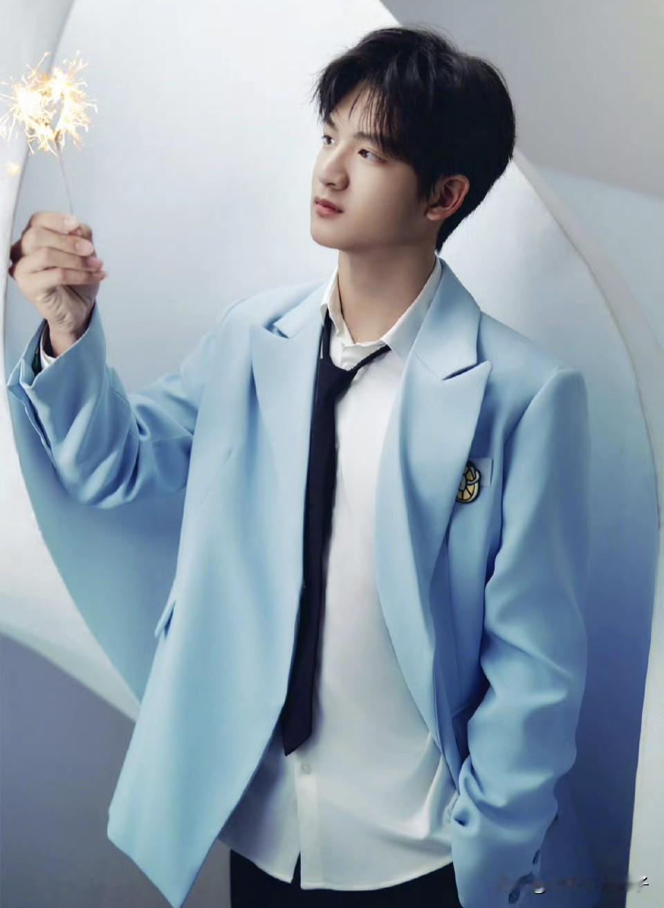 我滴乖乖！田亮儿子也太帅了吧，简直和爸爸共用一张脸。11月8日，田亮在社交平台