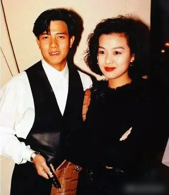 郭富城初恋35年后开口了，分手原因就仨字：够不着。两人没吵没闹，就是郭富城爆红之后，圈子彻底撕裂，她