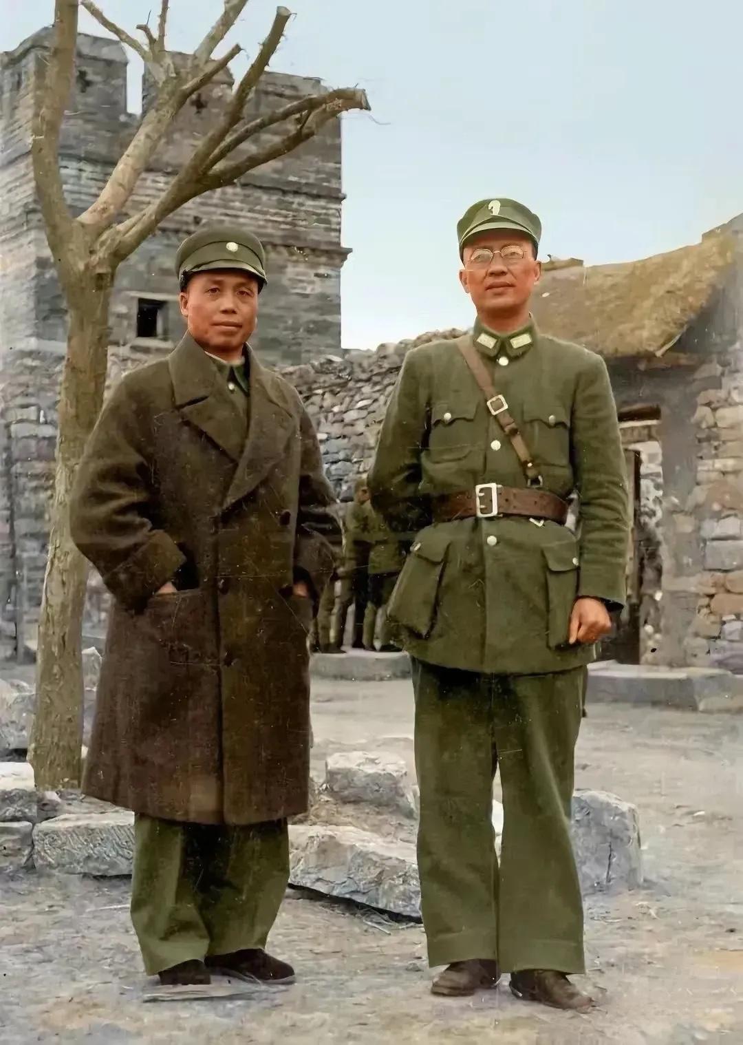 1938年，台儿庄战役时期，李宗仁与白崇禧的合影，当时两人再次携手合作，李宗仁时