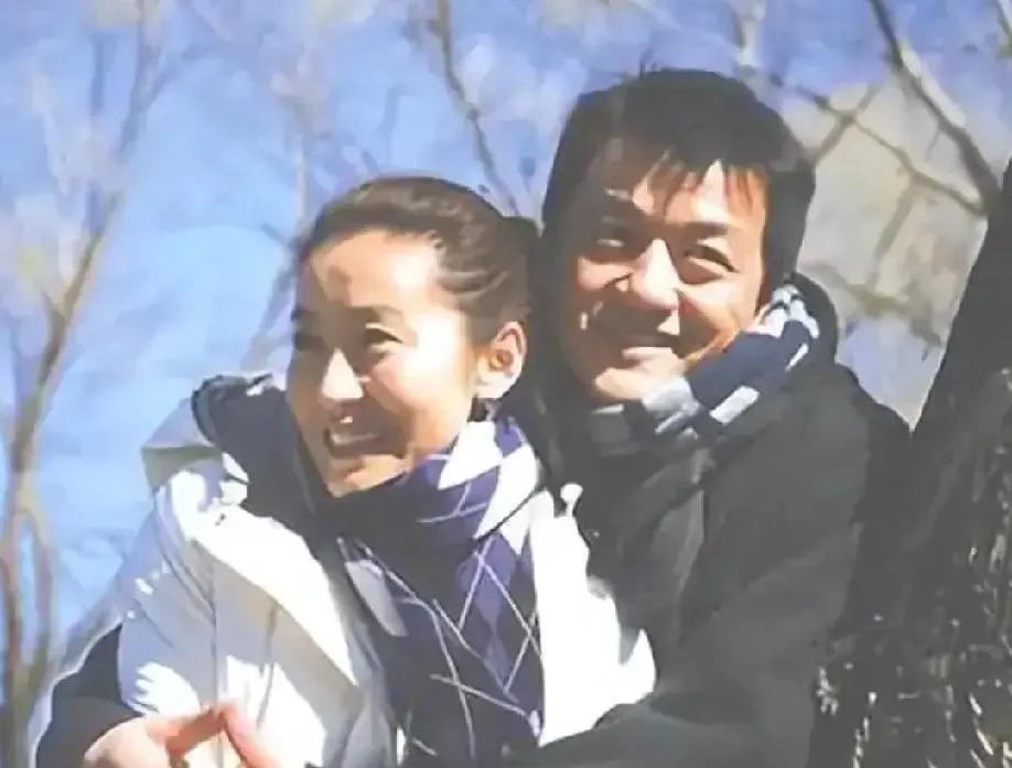 柯蓝曾经是李亚鹏的前女友，据说，李亚鹏恋上瞿颖后，便与柯蓝分了手。李亚鹏却和瞿