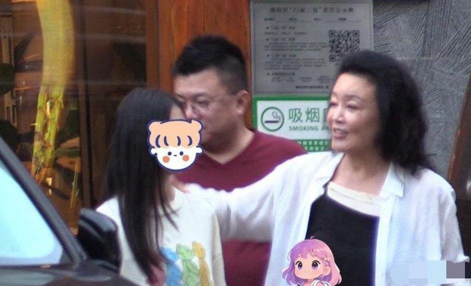 张兰尴尬了，本想和孙女小玥儿套近乎，无奈孙女对她不理不睬，给人感觉不太熟[我想静