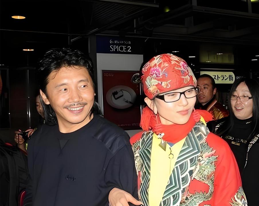 [点赞]2002年，杨丽萍和百亿富豪刘淳晴结婚7年，刘淳晴对杨丽萍说：“我们要