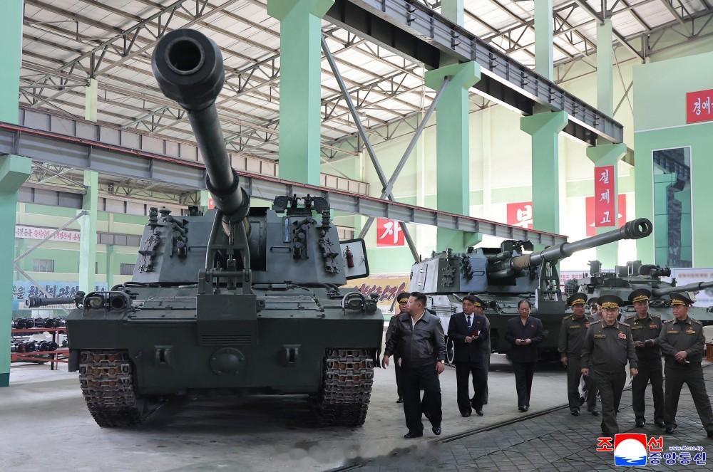 敬爱的金正恩同志视察重要军工企业朝中社平壤５月８日电　金正恩同志５月６日访问重要