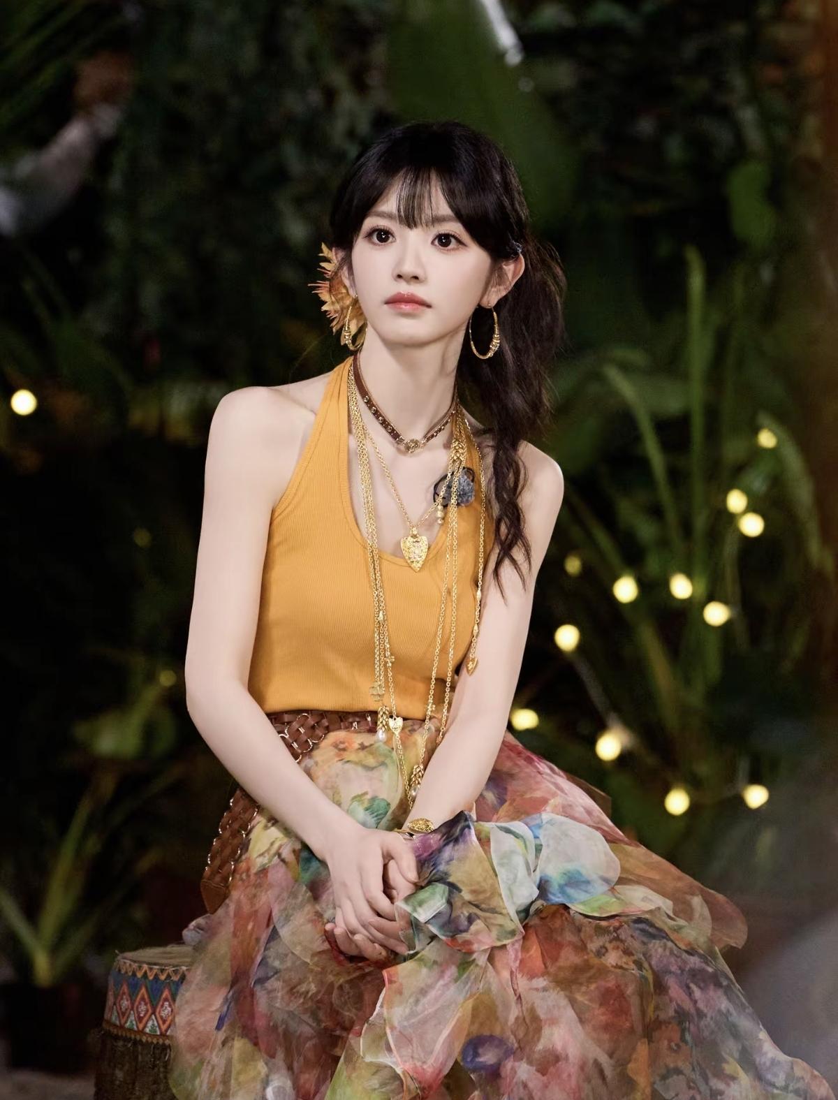 永远会被田曦薇的笑容打动，阳光、花裙、暖色调，她往那里一站，就是夏天最美好的模样