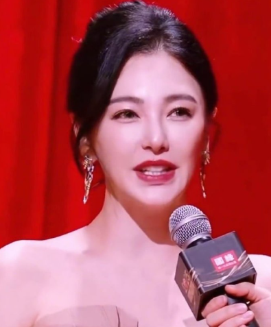 张雨绮国剧盛典气场好绝啊，就是觉得好像有点认不出来了，脸上不知道哪里不对？​​