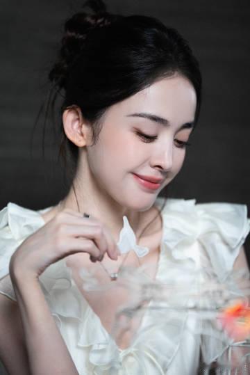 古力娜扎颜霸降临娜扎非遗灯彩新片美出新高度邂逅非遗灯彩，娜扎每一帧皆是视觉盛宴
