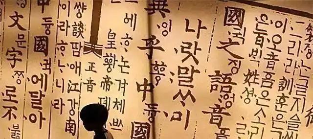 越南扔了汉字，韩国废了汉字，日本也跟着削了汉字，结果怎么样？越南一头扎进拉丁字母