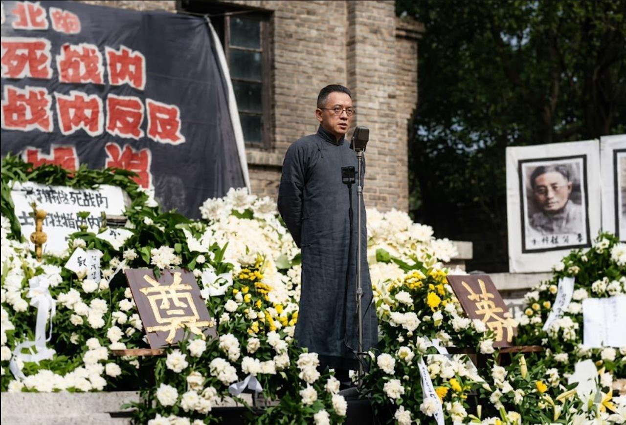 40年代，北平，胡适执掌北京大学时期，在北平学生反内战、反迫害爱国集会现场公开发