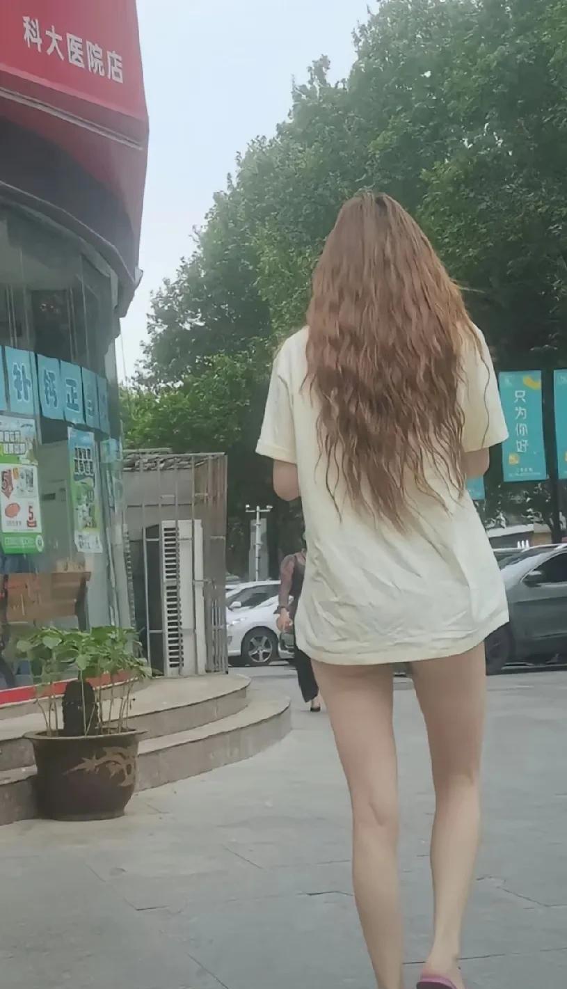 街上经常遇到这样穿着的女人，这样出门难道不尴尬吗？