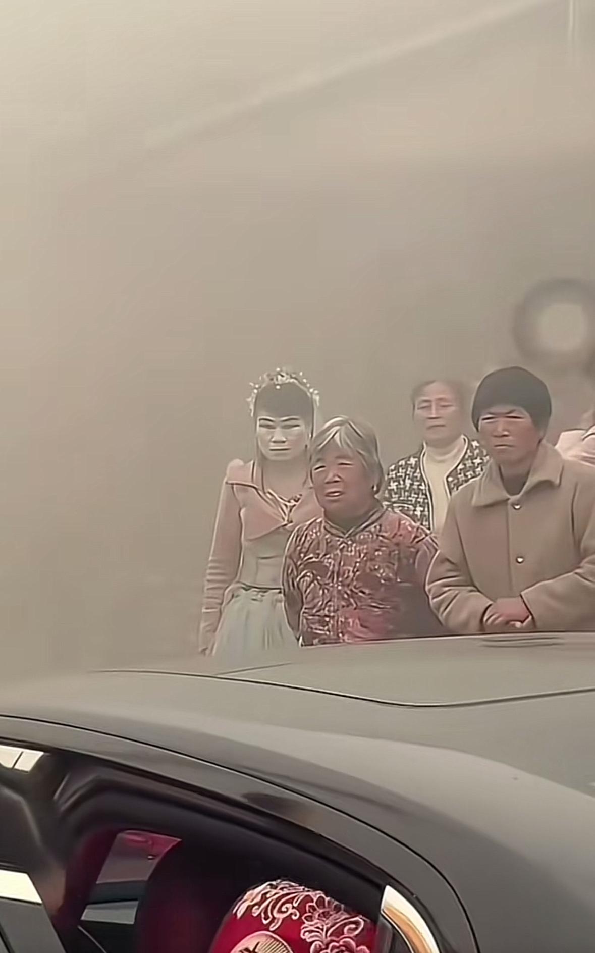 一段被83万人转发的视频，山东东明这位婚纱女孩，很多人都知道她是一个穿着婚纱走在