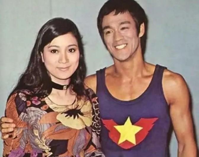 1973年，李小龙死在了丁佩的床上！一时间她被推上了风口浪尖，可没过多久，她转身