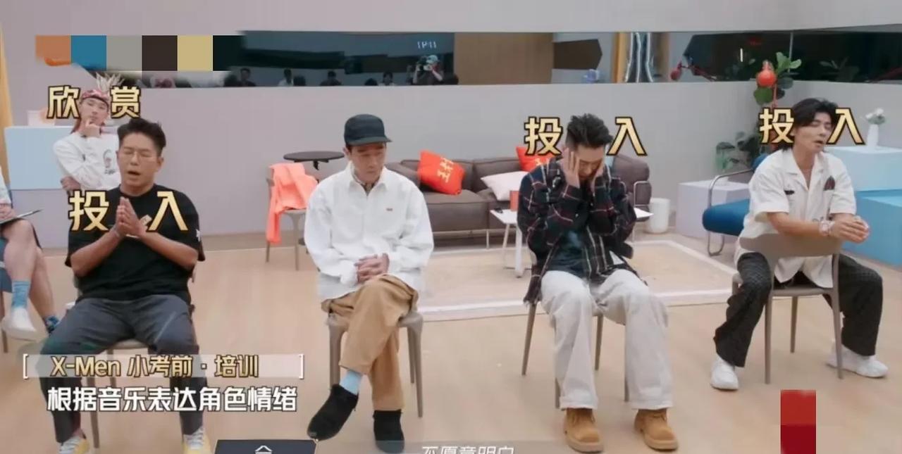小考时，张晋等人都全情投入在唱歌表演，陈小春不仅不唱，还一个劲的在那里憋笑，事后