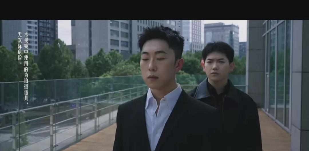 兰知春序致敬经典，刘德华先生的《无间道》来了，有网友问，汉森的可塑性这么高吗？