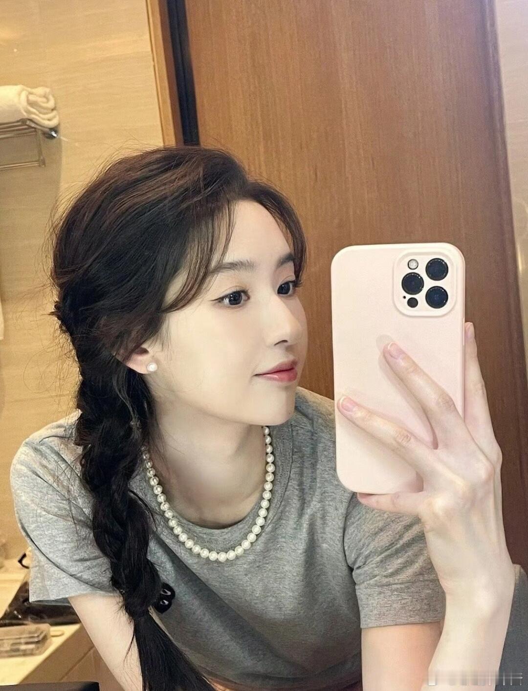 王玉雯流光溢彩间，是她与花的低语。每一件衣裳，都诉说着浪漫的故事🌙🌹