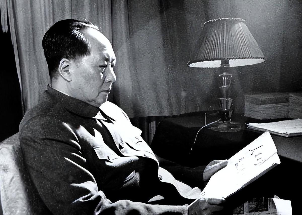 陈赓提出和粟裕调换住的房子，粟裕听后幽默回应说你搞什么鬼名堂，二人互动令人忍俊不