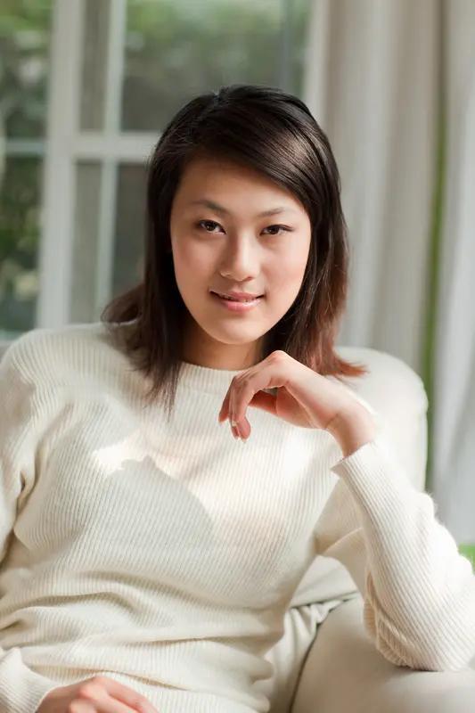 越来越多的大龄未婚女孩不想结婚只想领养一个孩子了吗？左邻是一对夫妇，70多岁