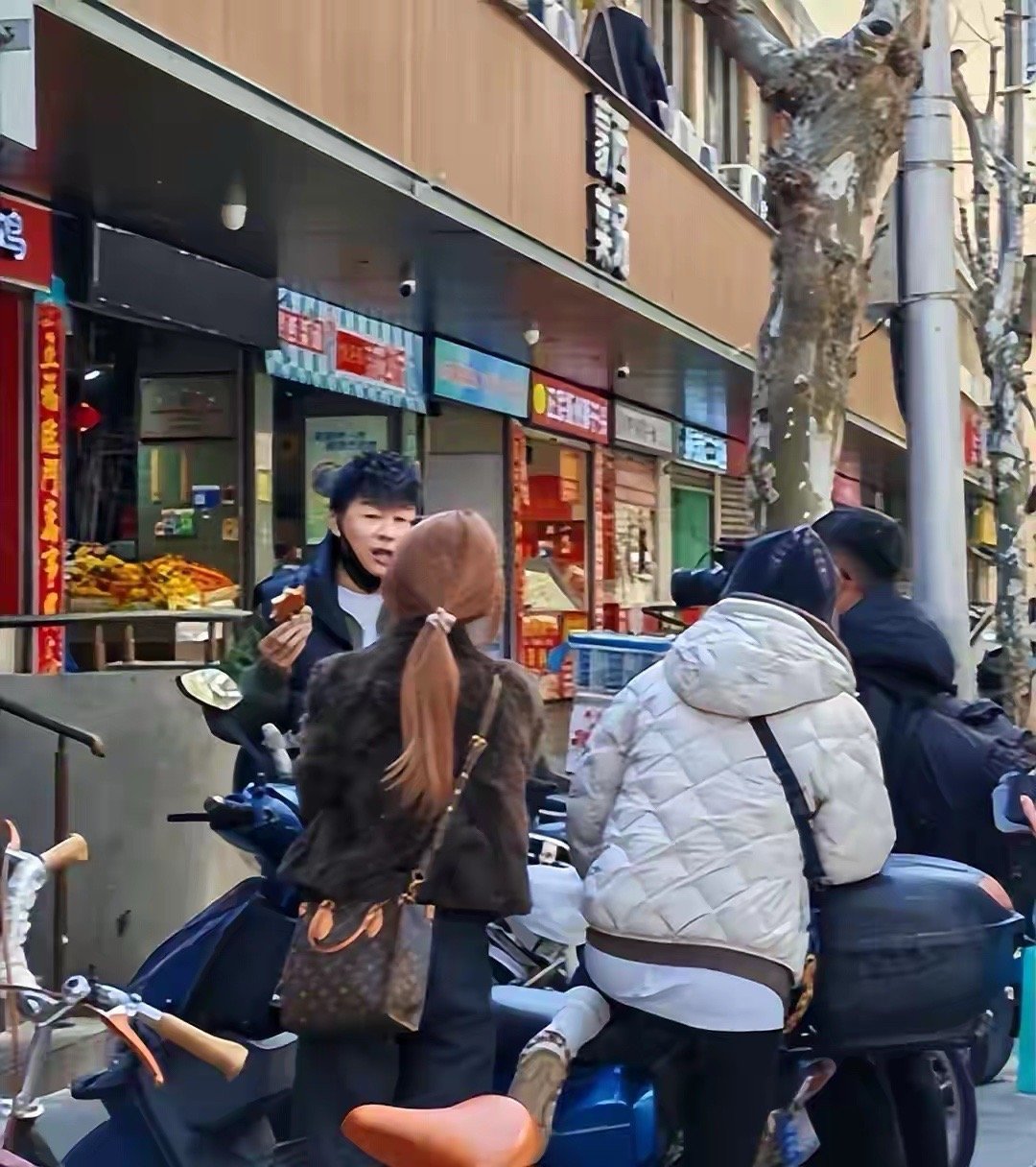 胡彦斌上海菜场被偶遇，生图中脸大眼小牙齿稀，却被手串抢了镜