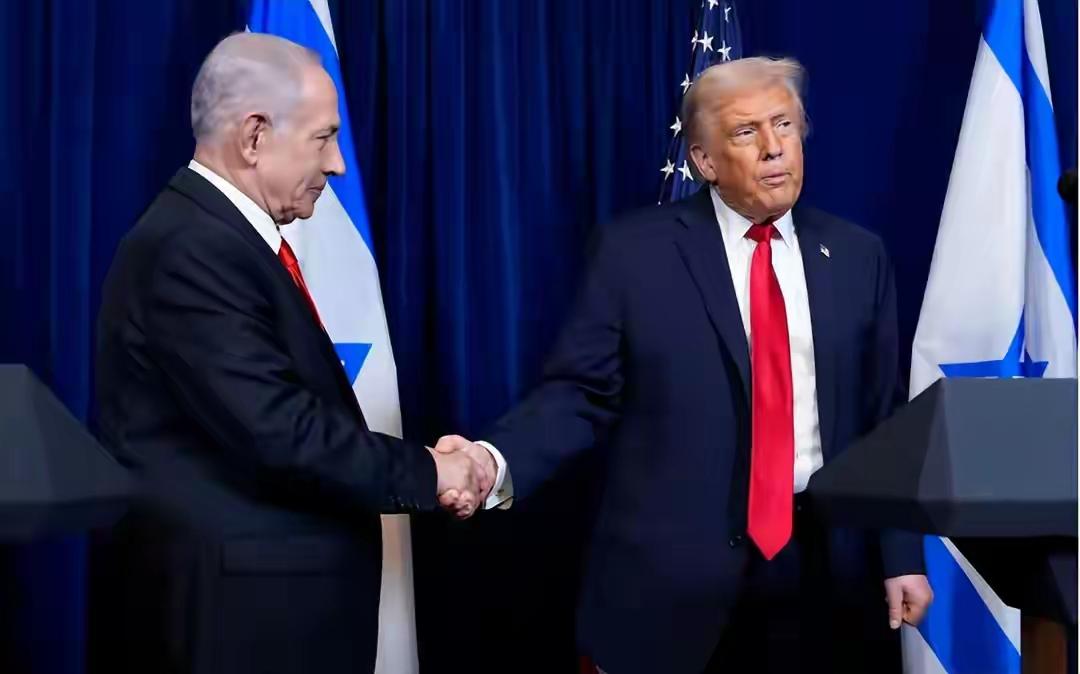 中国要做最坏打算！美国砍掉我们石油进口一条腿，现在要砍另一条深夜的港口灯火通明