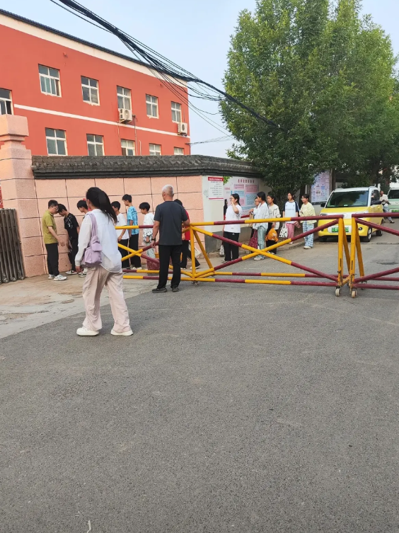 千般小心、万般谨慎，没承想我还是被举报了。昨天下午学生返校的时候，我检查学生
