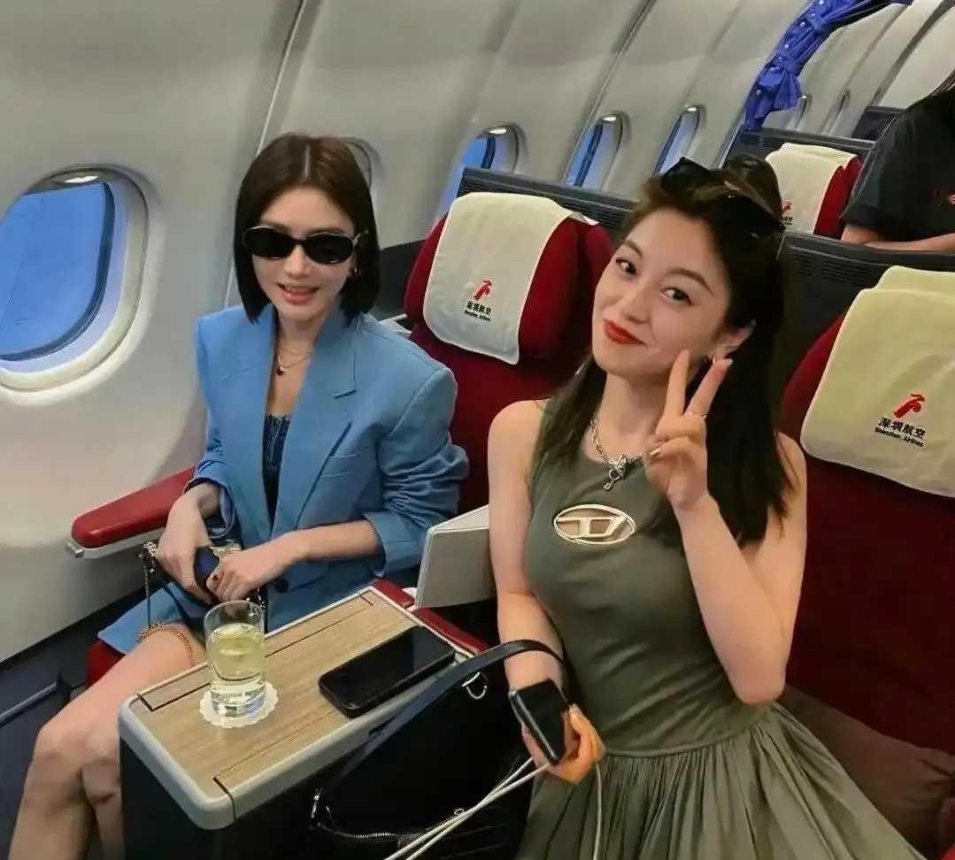 飞机偶遇秦岚，蓝色西装亮相，贵妇氛围感拉满网友飞机上偶遇46岁秦岚，她坐在头等