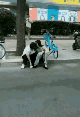 美女亲完还咂咂嘴，这是在回味吗