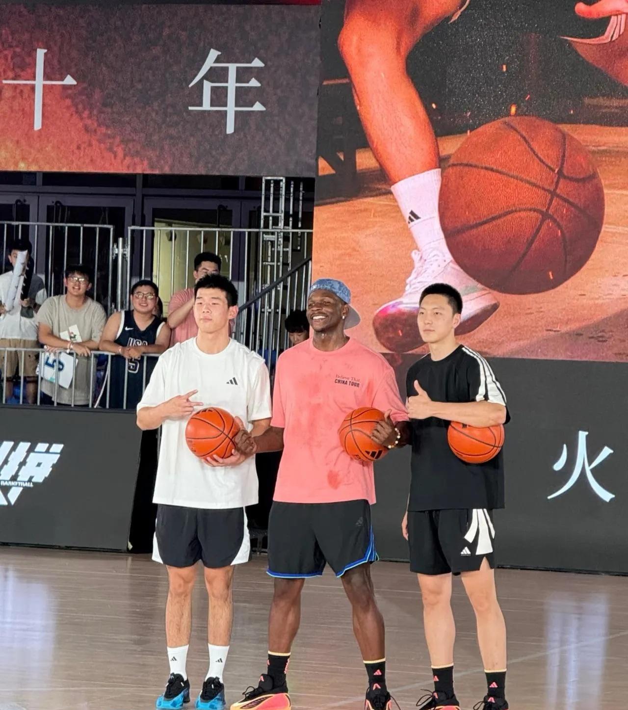 别争啦，真相就是爱德华兹、胡明轩叉开腿站，就跟林葳差不多高。有图有真相爱德华兹