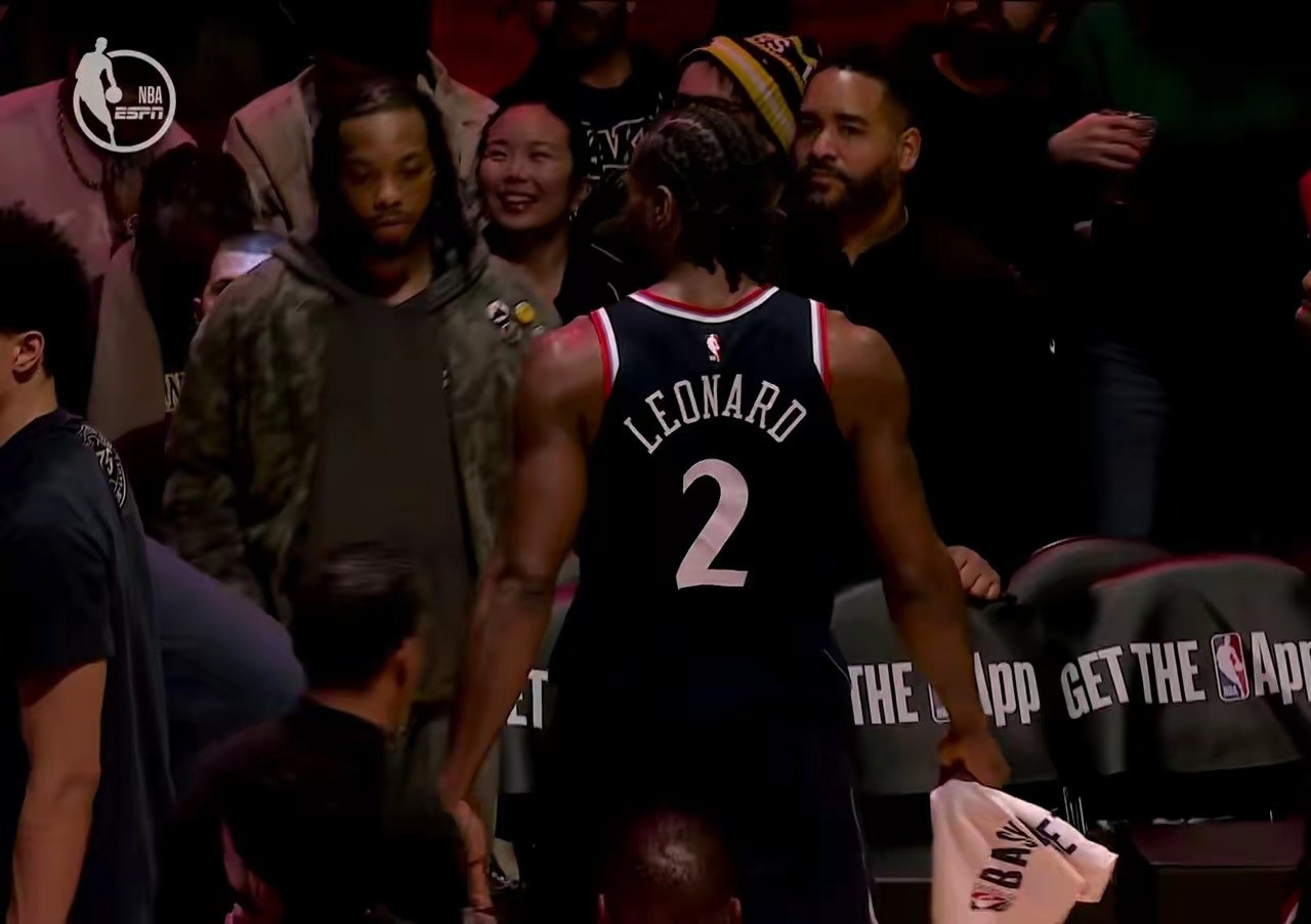 伦纳德就是个定时炸弹！在快船末节打湖人的关键决战时刻发生离奇一幕：比赛还有5分钟