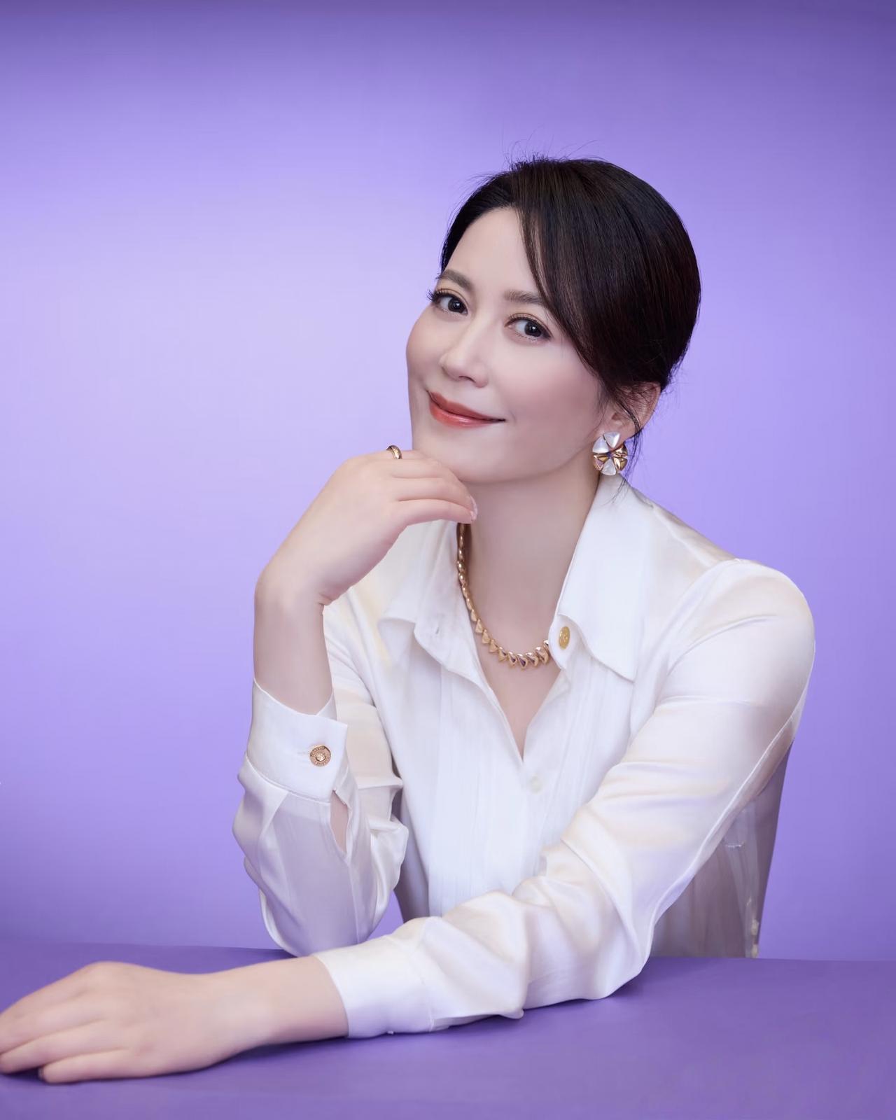 为什么俞飞鸿现在很少拍戏了？原因很简单，不是没戏拍，也不是演技不行，而是人家没必