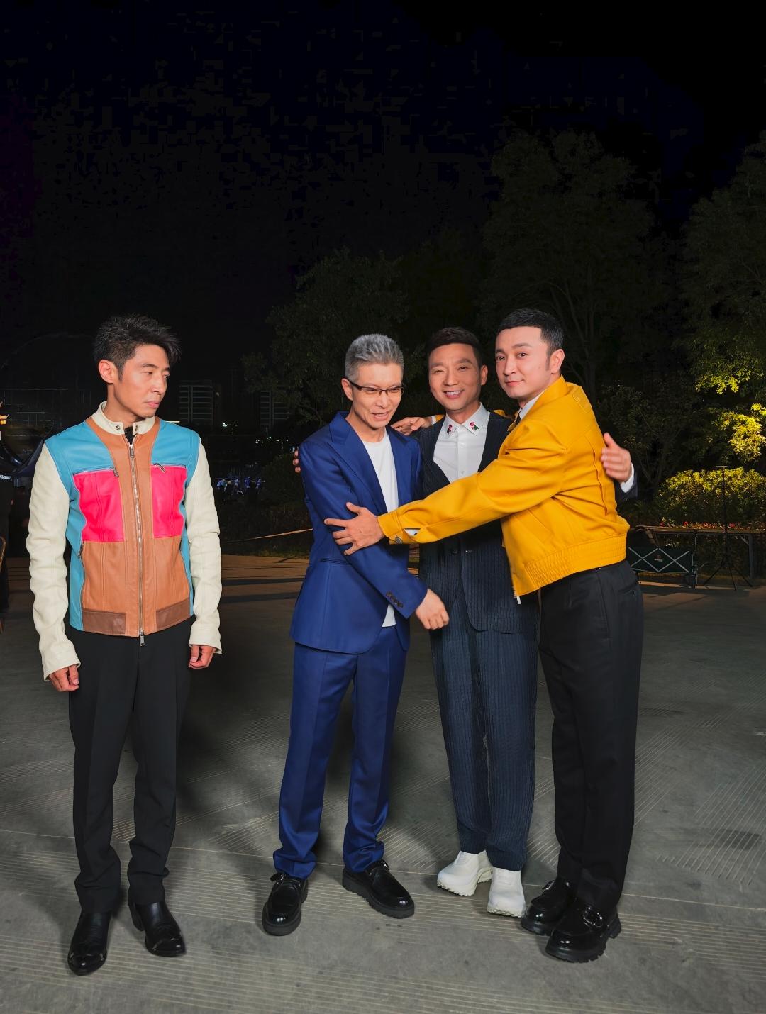 你们三个不地道，怪不得撒老师生气了呢！本来他个子不高，特意穿了一个高跟鞋跟你们