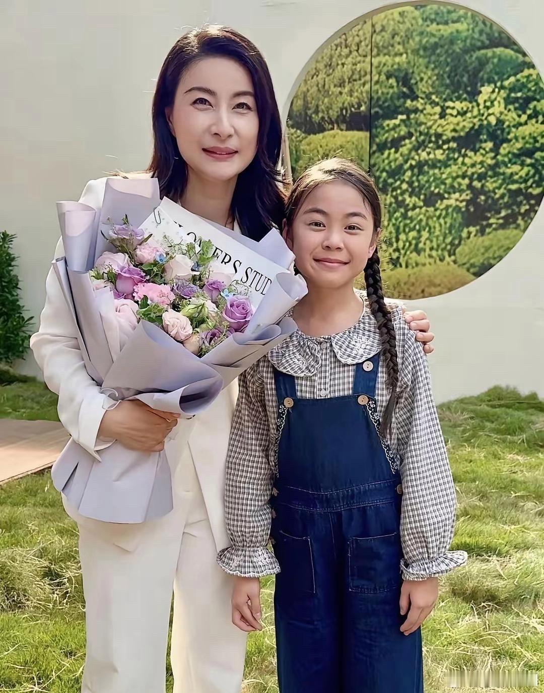 郭晶晶12岁女儿霍中妍正脸照曝光，一亮相就让网友直呼基因太惊艳。小姑娘生得一张标