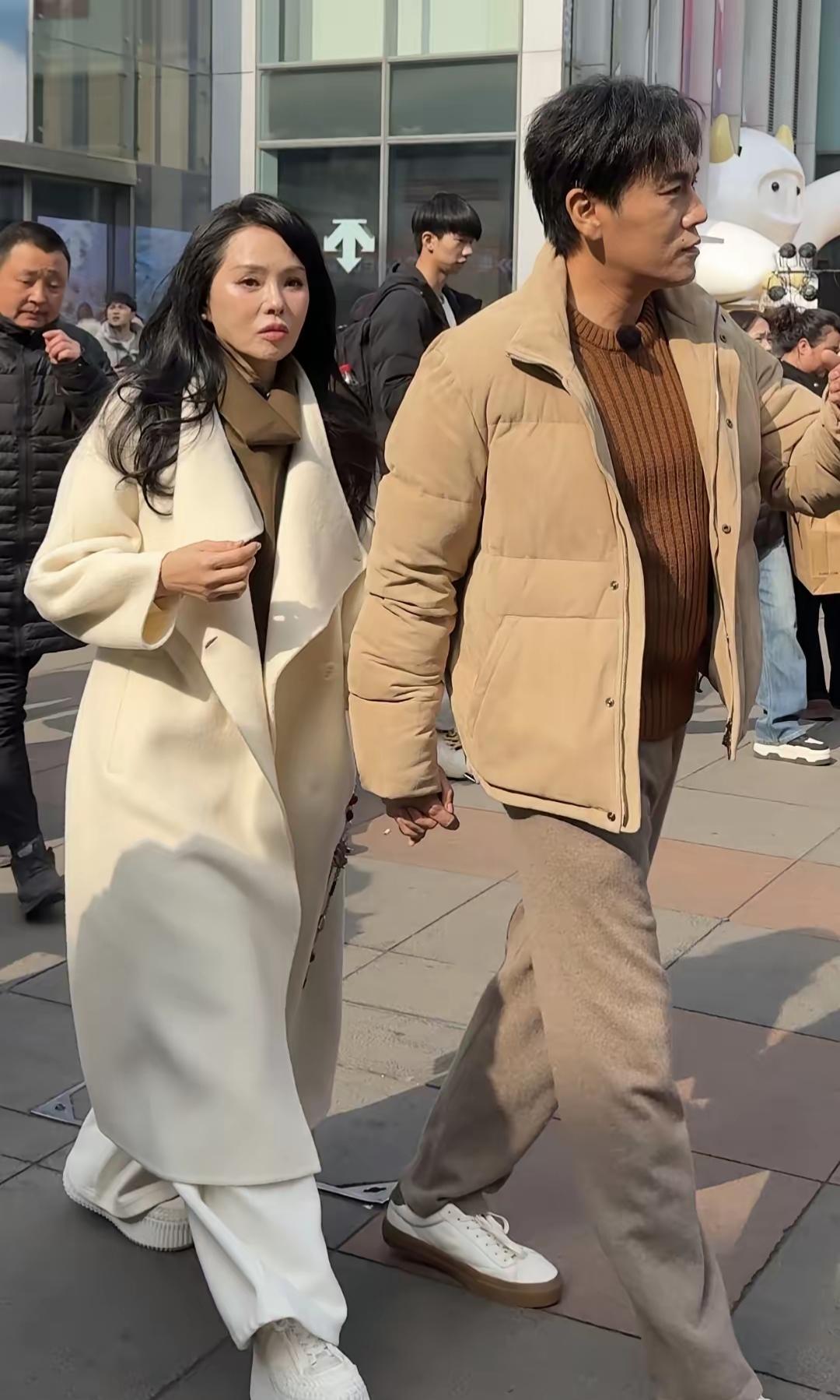 ​2月21日，伊能静与老公秦昊在沈阳中街牵手逛街被网友认出。被网友夸赞太美了！