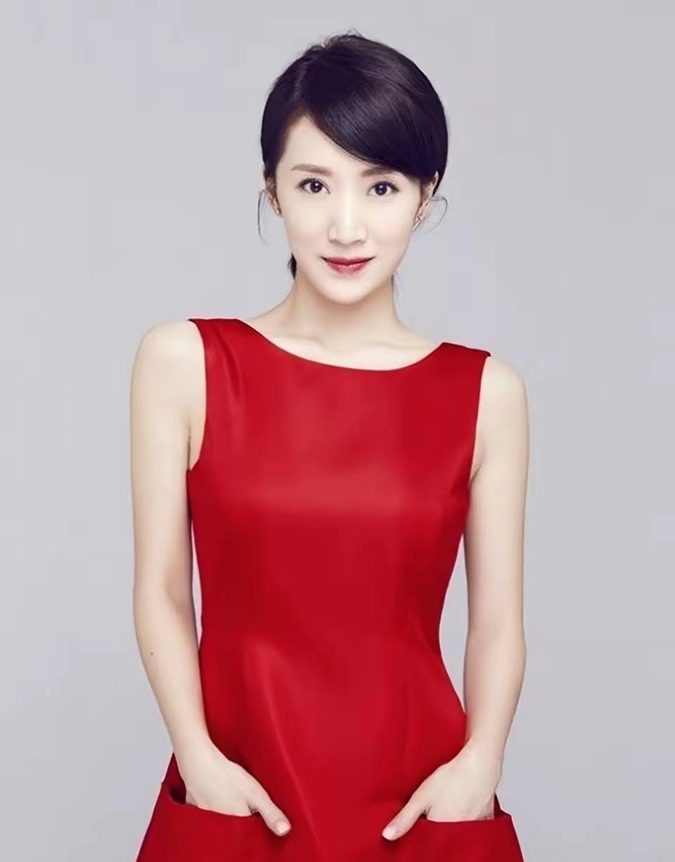演员李念说：“我和张嘉益拍完《蜗居》后，九年没有联系过，直到拍《我的体育老师》，我去探班时，才见到了