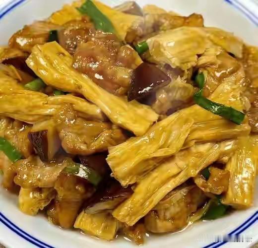 **朋友们，大家好！我是你们的美食研究博主胃里能撑船。**今天要跟大家聊的这道
